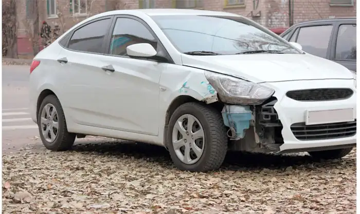 Weiße Limousine mit Motorschaden in Trendelburg